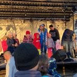 Közös meghajlás a gyerekekkel a gyerekműsor végén