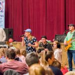 A szülők, és a gyerekek is boldogan vesznek részt az interaktív zenés koncerten